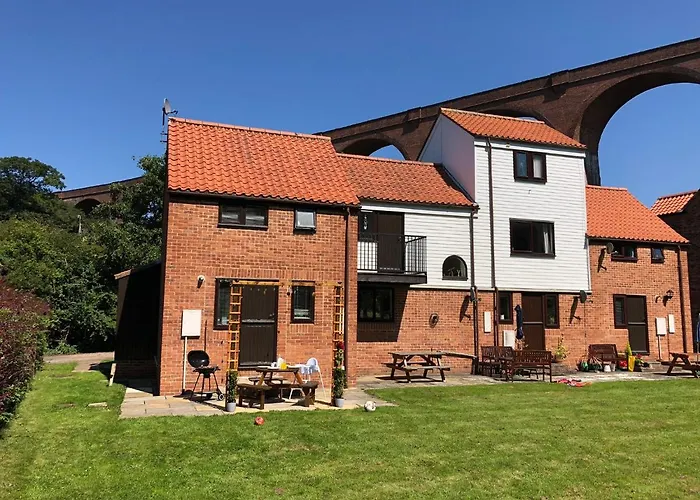 Captain Cook Riverside Walk * Whitby